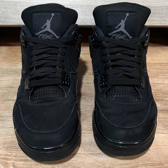 Selling a pair of Jordan 4 black cats ! Very good condition...